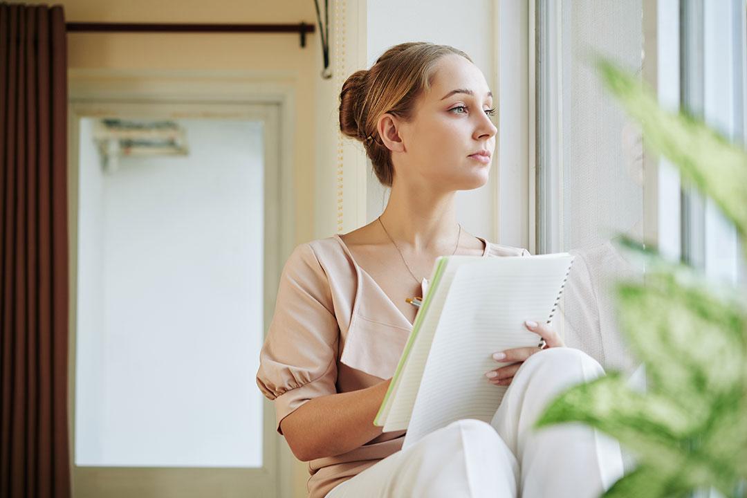 devojka pravi listu promena 