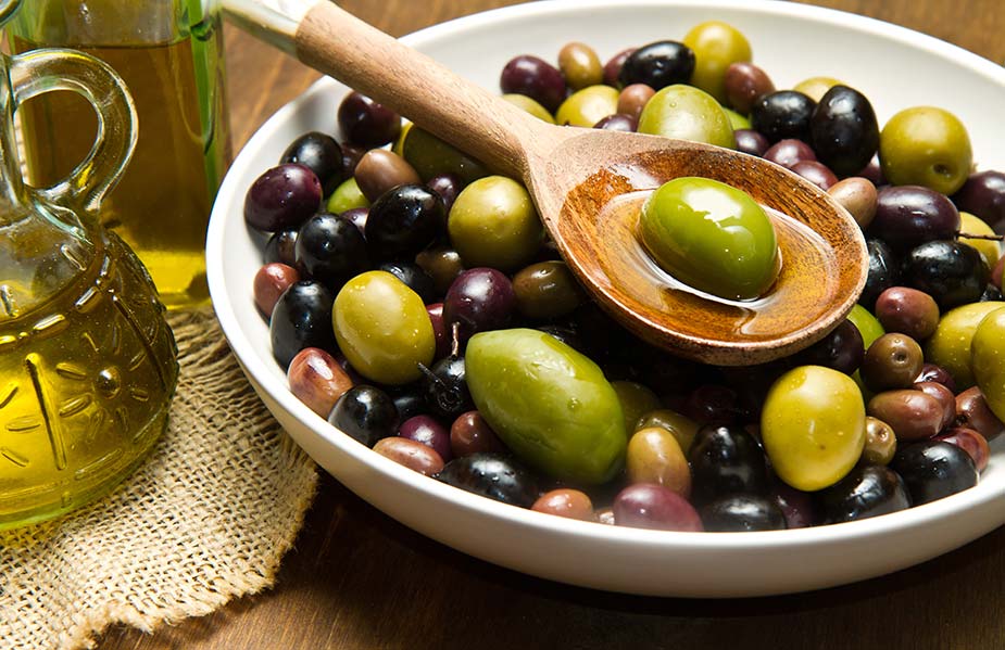 različite vrste maslina u tanjiru kao deo mediteranske dijete
