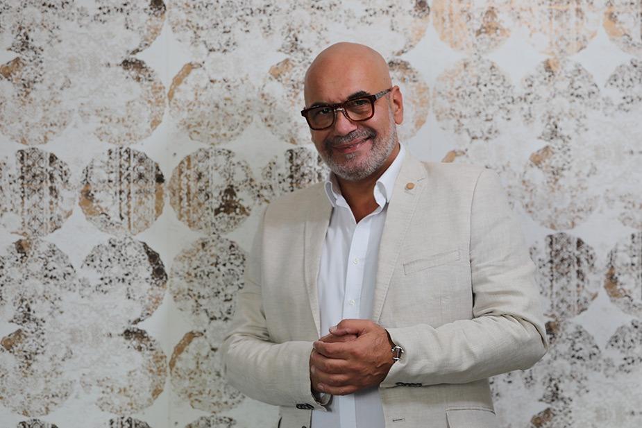 Peđa Filipović u belom odelu se smeška