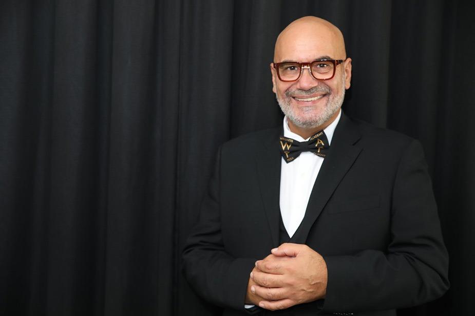 Peđa Filipović u svečanom crnom odelu na proslavi