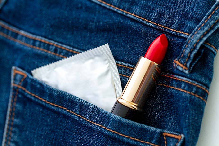 zadnji džep farmerki u kome se nalazi prezervativ i ruž za usne
