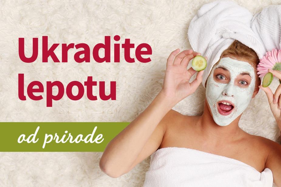 devojka leži sa maskom od prirodnih sastojaka na licu drži koturove krastvca - nega tela