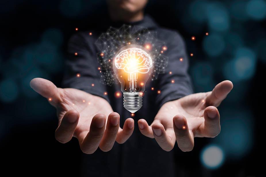 ruke iznad kojih levitira sijalica u kojoj svetli obris mozga