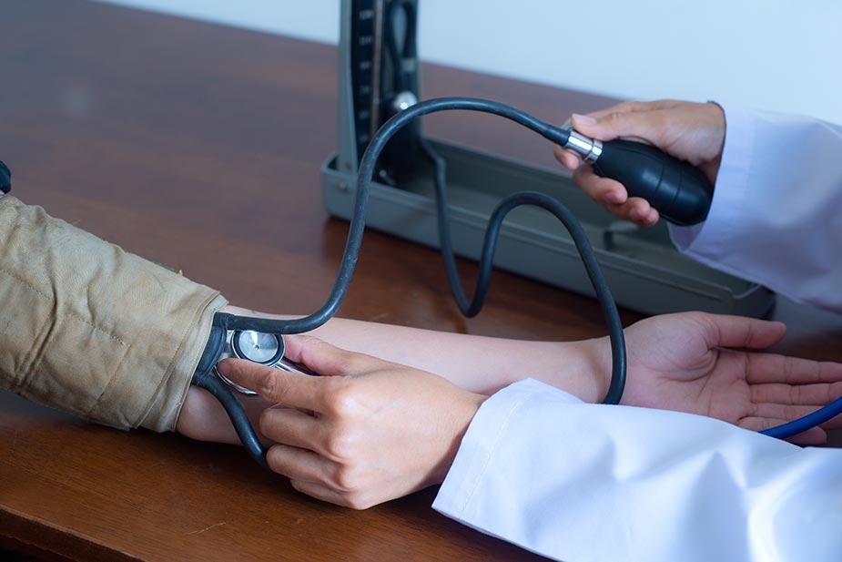 lekar meri krvni pritisak pacijentu kao proveru za bolesti srca