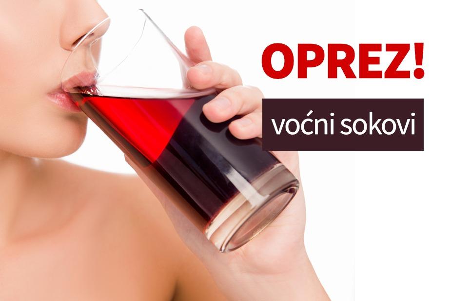 Devojka pije bistri poćni sok iz providne čaše