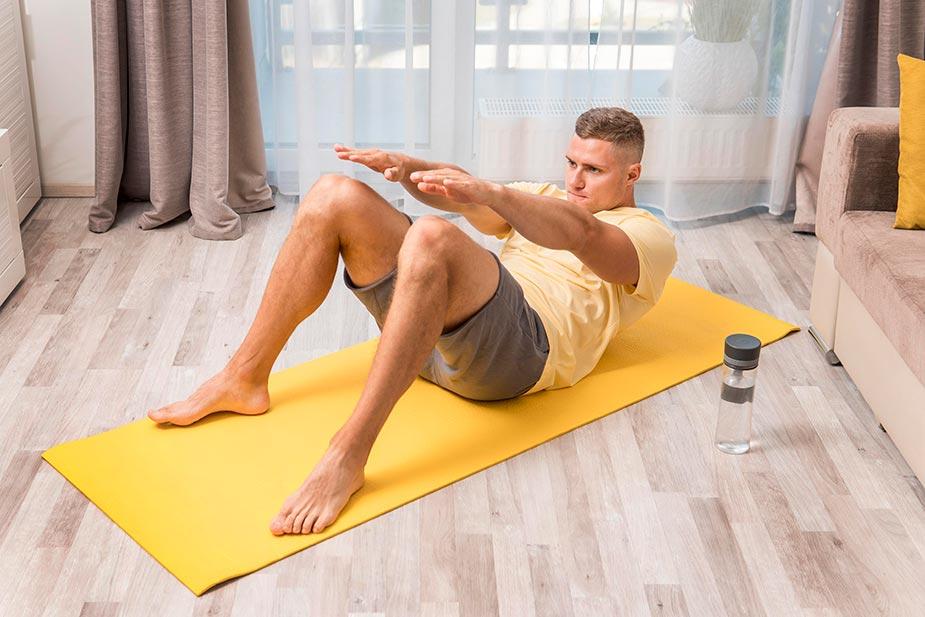 mlađi čovek vežba u kućnim uslovima