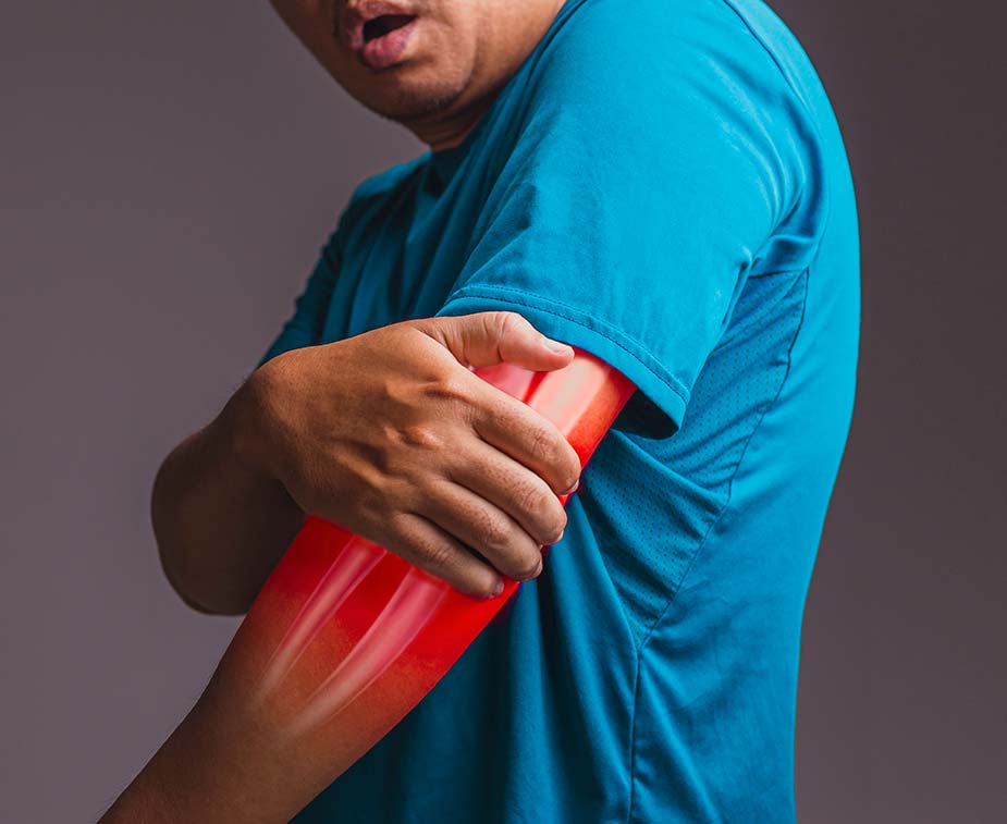 muškarac se drži za lakat koji mu je upaljen - osteoartritis