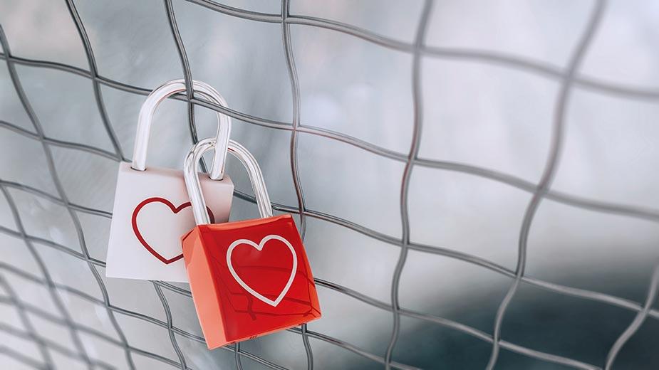 Zaključani katanci crvene i bele boje sa srcima koja predstavljaju ljubav