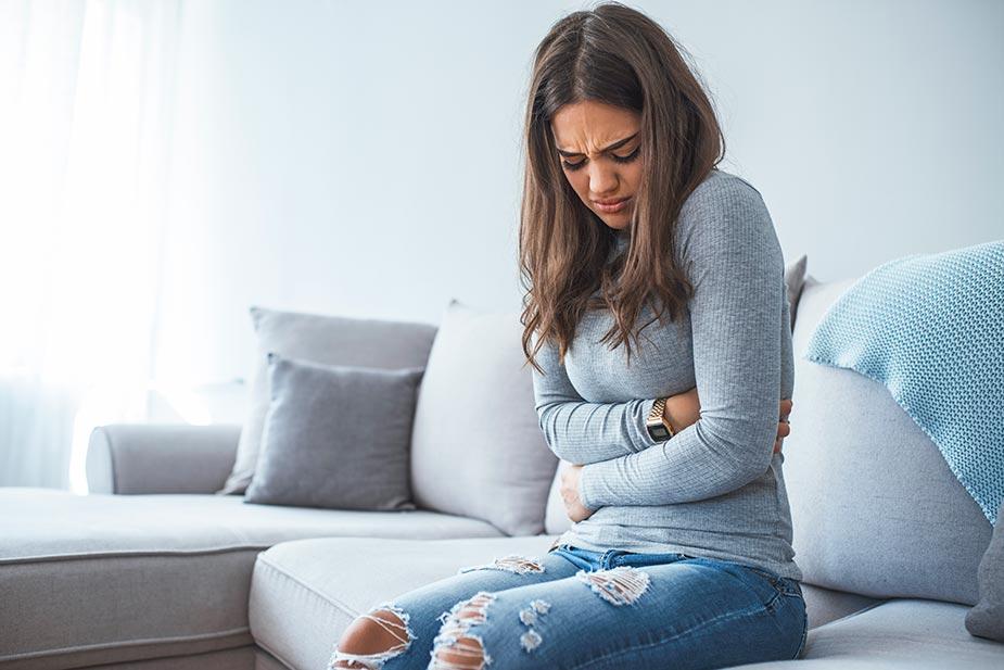 Čir na želucu i dvanaestopalačnom crevu - Devojka se drži za stomak zbog bola