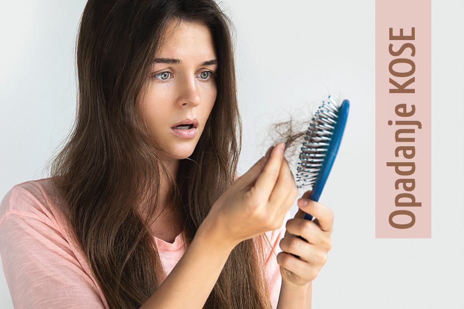 Mlada žena je iznenađena brojem opale kose na četki posle češljanja - Opadanje kose