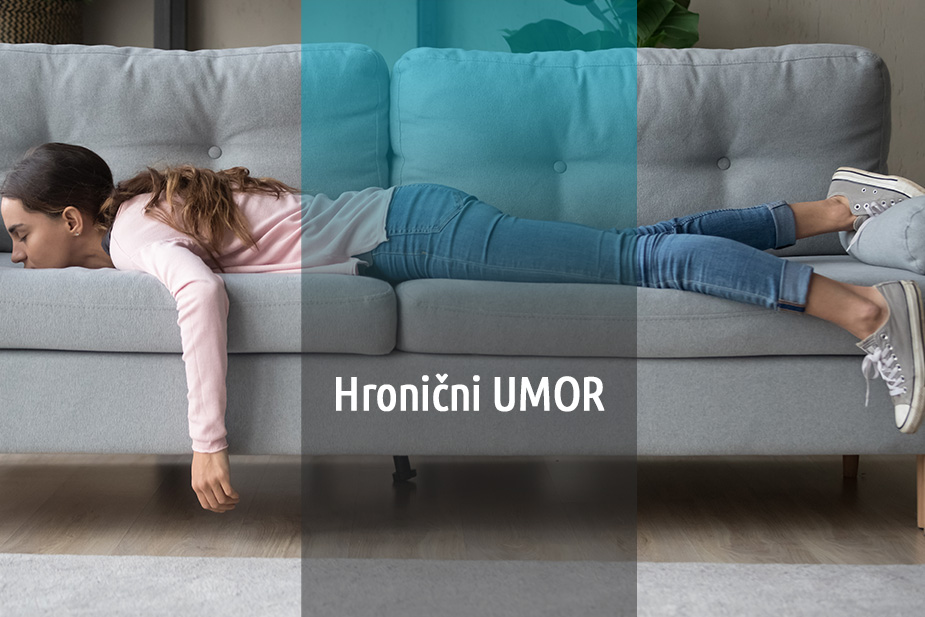 Žena leži na kauču na stomaku jer je muči hronični umor