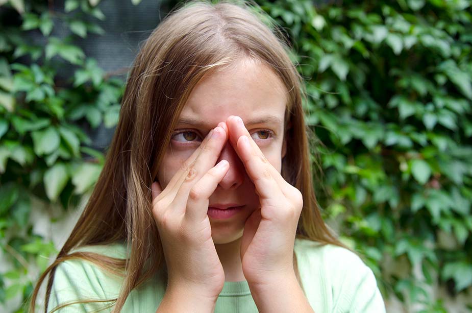 Devojčica se drži obema rukama za vrh nosa jer je muči alergija