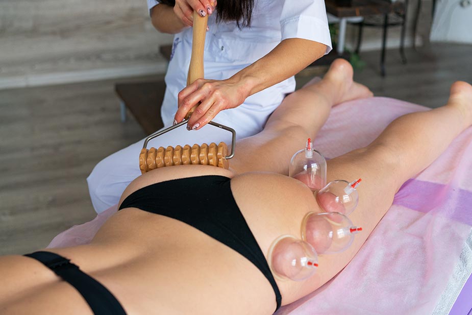 Masaža uz pomoć drvenog valjka i staklenih zvona