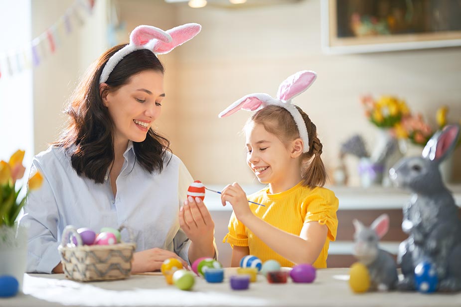Majka i ćerka boje jaja - Običaji za Uskrs