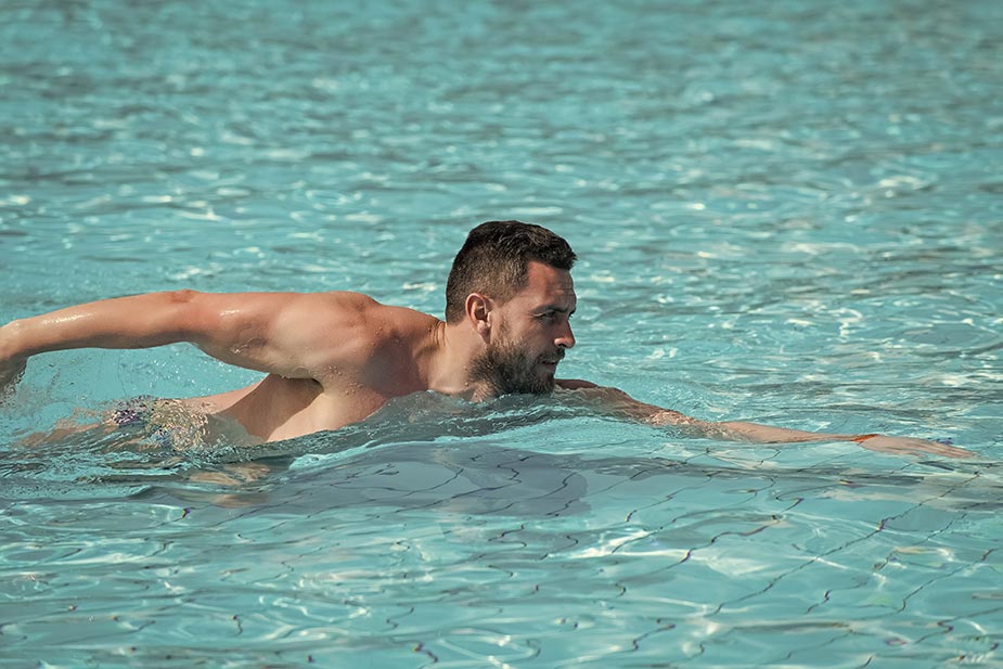Muškarac pliva u bazenu