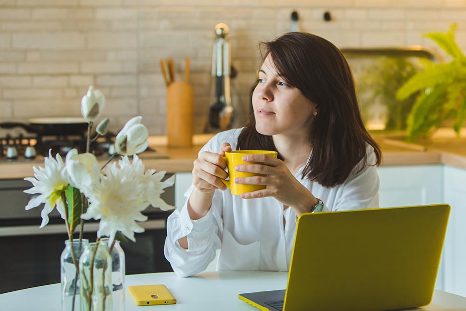 Mlađa žena pije čaj od kamilice - Prirodni diuretici