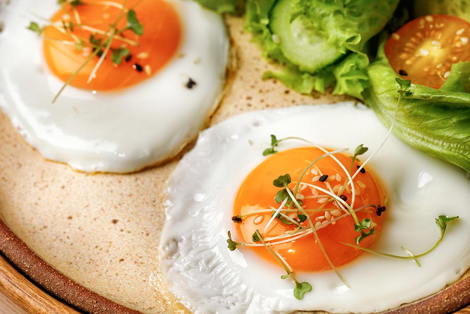 Dva jajeta na oko sa klicama i povrćem