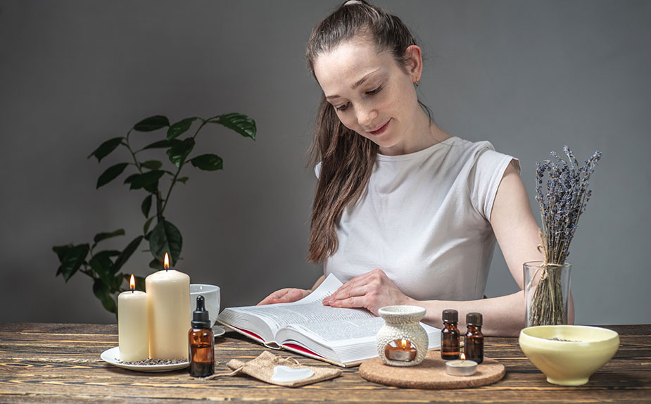 Devojka čita knjigu