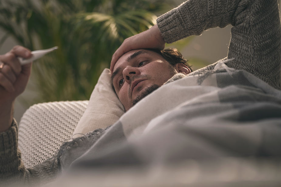 Bolestan čovek meri temperaturu